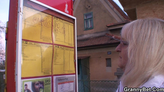 Бабушка в чулках катается на хуе молодого проститута и ловит оргазм